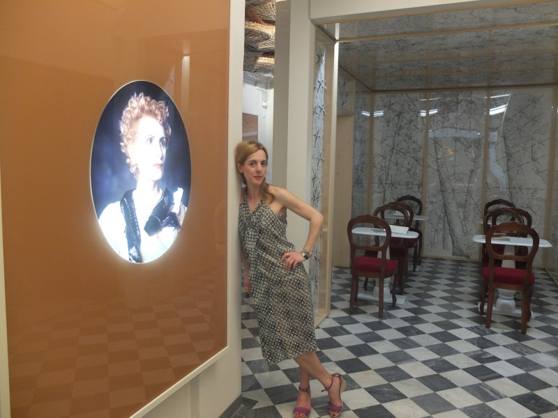 In einem der Ausstellungsräume von Caf FIn einem der Ausstellungsräume von Cafe Florian im Roland Mouret Kleid und Sandalen von Farrutx (Mallorca)