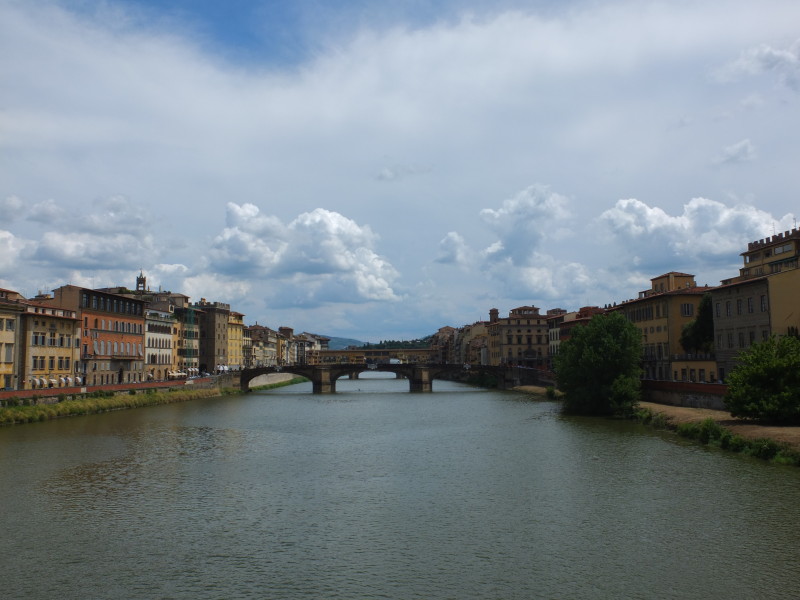 Florenz: Ponte Vecchio über den Fluss Arno, an einem strahlenden Juni Tag