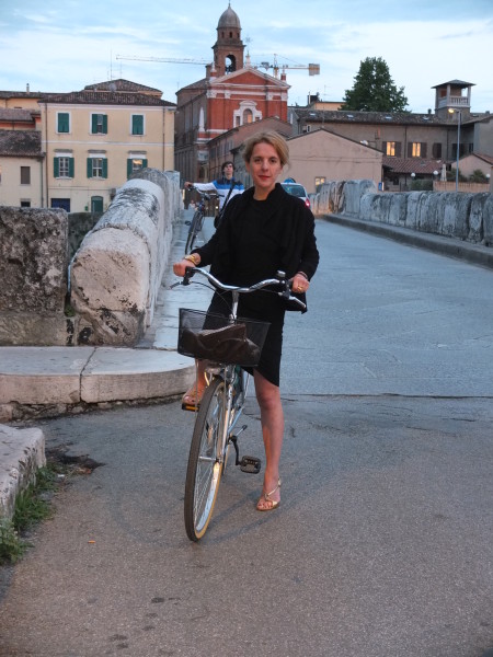 Rimini hat mehr zu bieten als immer gleiche Strände; an der Ponte di Tiberio, die römische Brücke aus dem Jahr 20 nach Christus