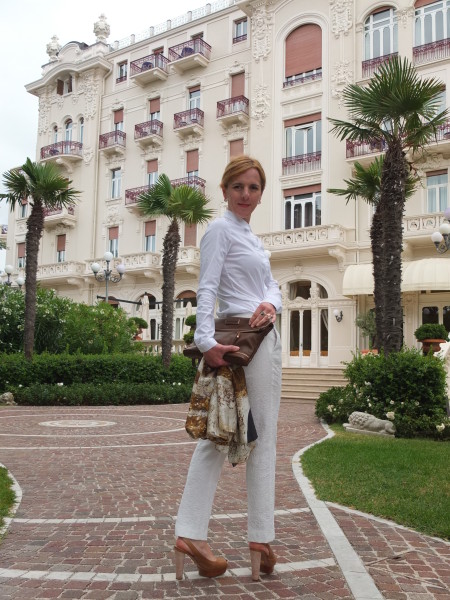 Zum Aperitivo im Grand Hotel di Rimini: Jil Sander Bluse, Zara Hose, Longchamps Clutch, Prada Plateusandalen, Foulard von Immuro (entdeckt auf der Pitti Uomo in Florenz), Rosenquarz-Ohrringe von Pomellato