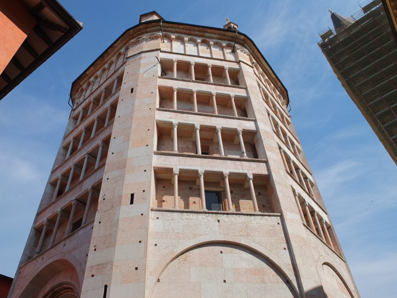 Das Baptisterium von Parma aus dem 13 Jahrhundert beeindruckt mich immer wieder mit  seiner Fassade aus rosafarbenen Verona-Marmor