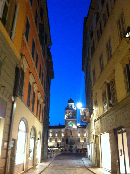 Parma: Blick auf die Piazza Garibaldi in der Abenddämmerung