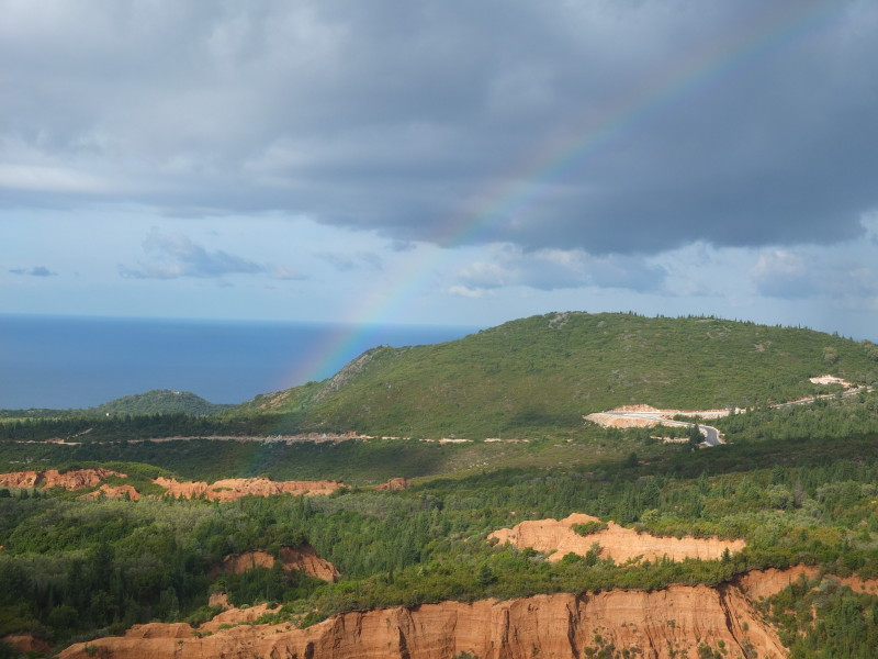 Regenbogen über die spektakuläre Felsformation von Gjipe