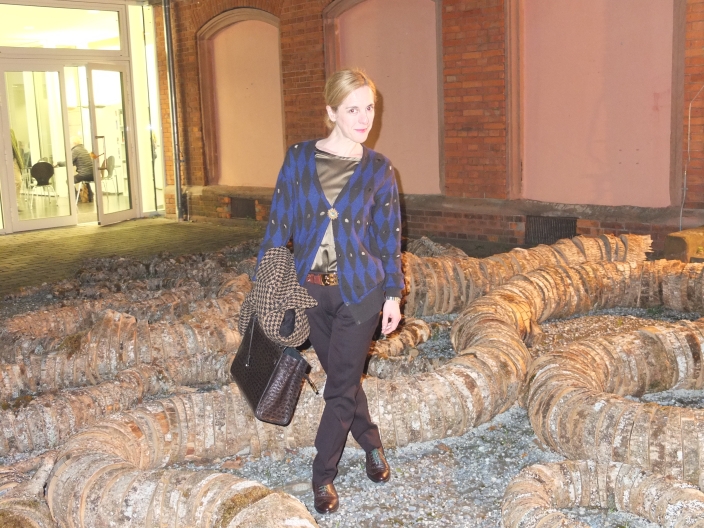 Während der Nacht der Galerien in Wiesbaden vergangenen Samstag in einer Strickjacke sowie Hose von Prada, Satinbluse von Max Mara, Vintage-Tasche von Mulberry, Brogue-Schuhe von A. Testoni und Fendi-Gürtel 